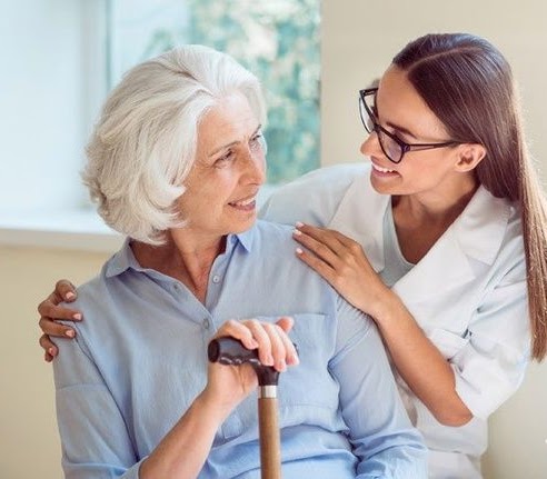 Personne aînée protégée à l'extérieur avec sa montre Médic+